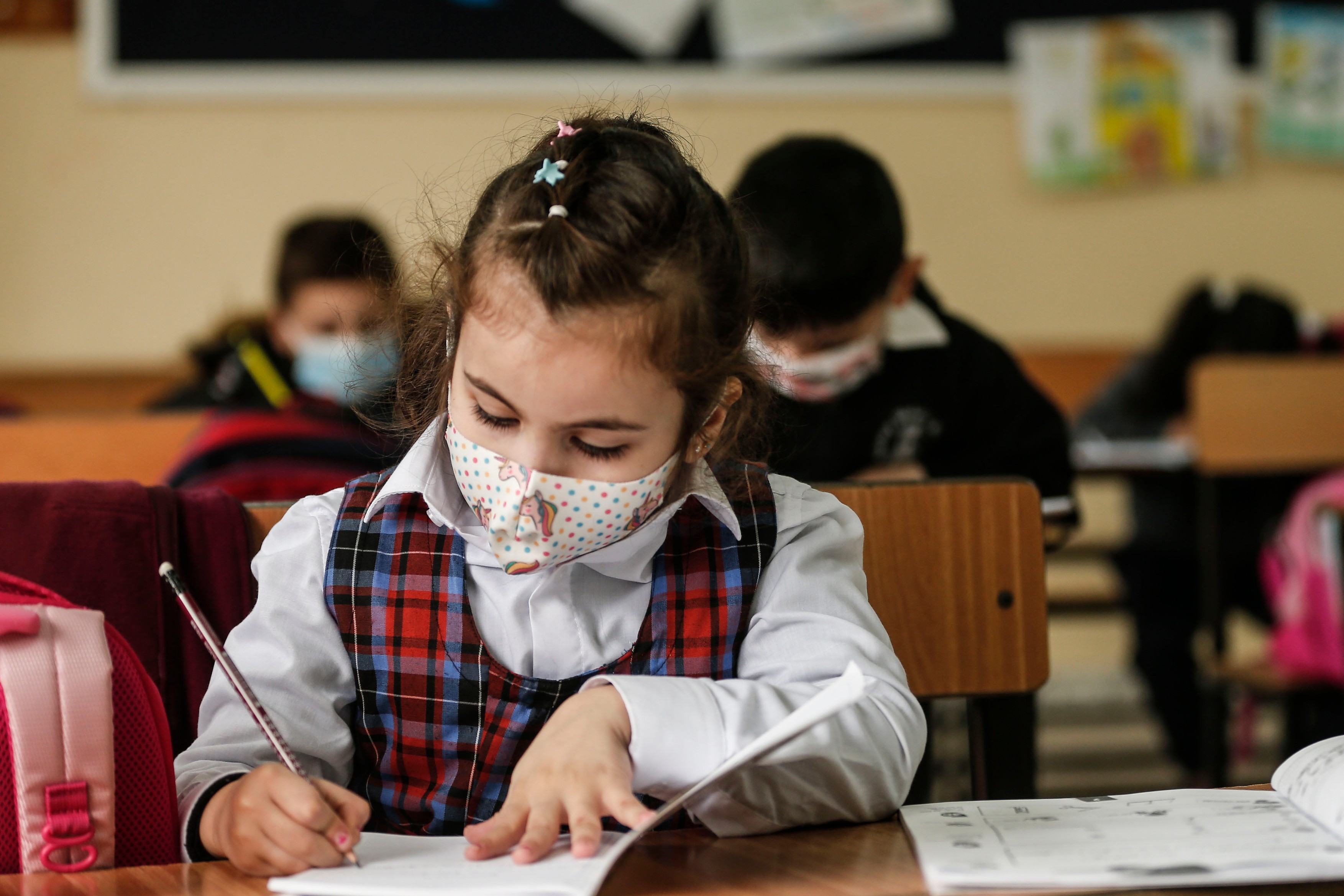 De luni, aproape 2,4 milioane de elevi vor merge la școală, transmite ministrul Educației