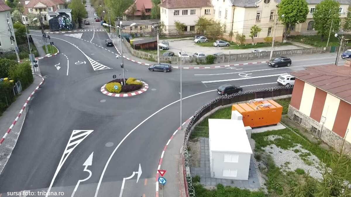 În două dintre sensurile giratorii din Sibiu au fost refăcute marcajele și au fost reconfigurate traseele