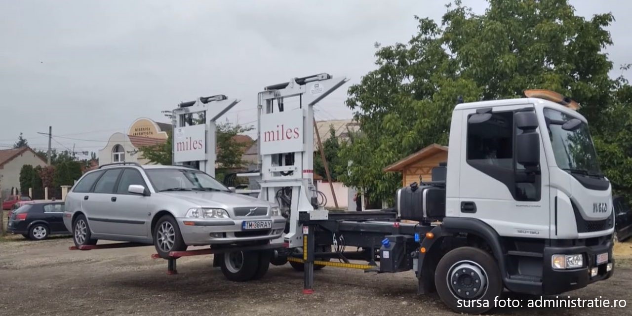Primaria a mai achiziționat o mașină de ridicare rapidă a autovehiculelor staționate ilegal